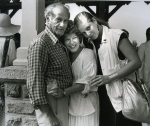 Eli Wallach, Anne Jackson and daughter 1983,NY.jpg